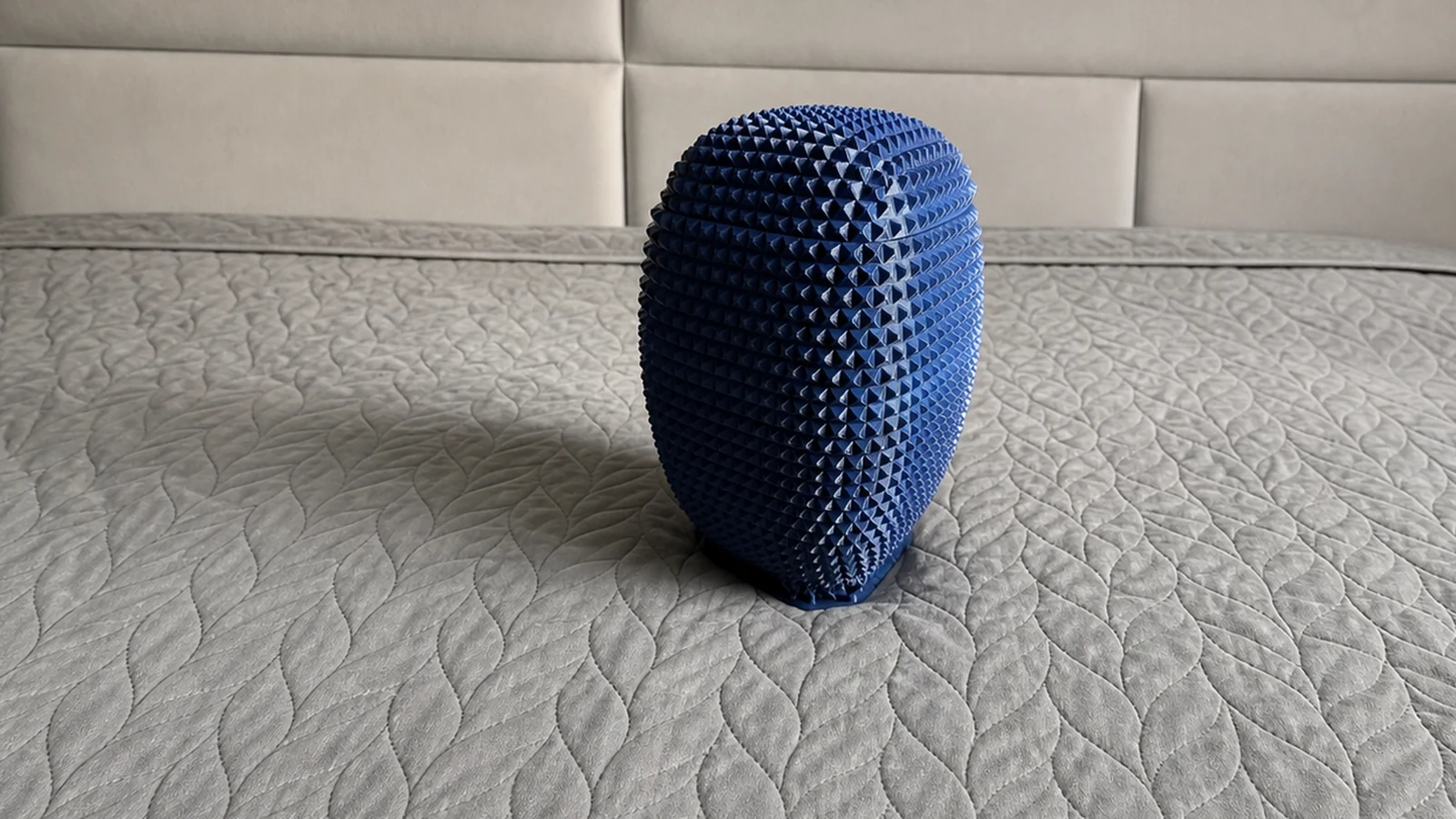 Синяя 3D-печатная ваза с рельефной фактурой
